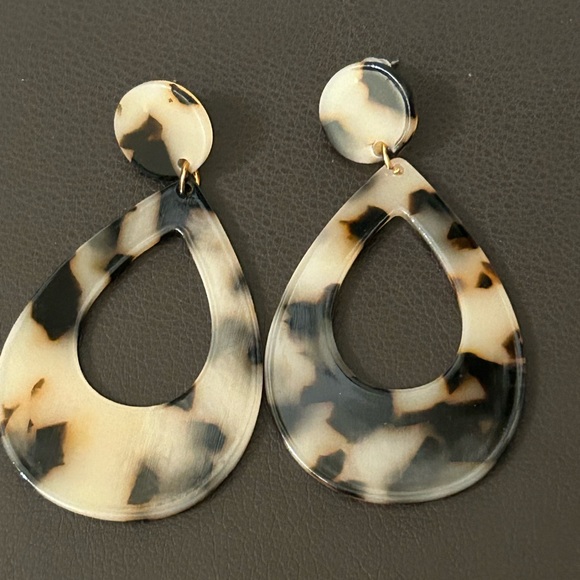 Faux Tortoise Shell Earrings - Picture 2 of 3